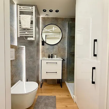 Airport With Mezzanine By Bookinghost *