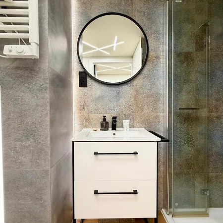 Airport With Mezzanine By Bookinghost * Wrocław