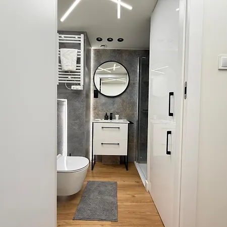 Airport With Mezzanine By Bookinghost *