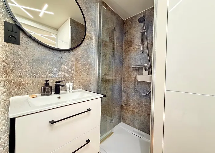 Airport With Mezzanine By Bookinghost Βρότσλαβ