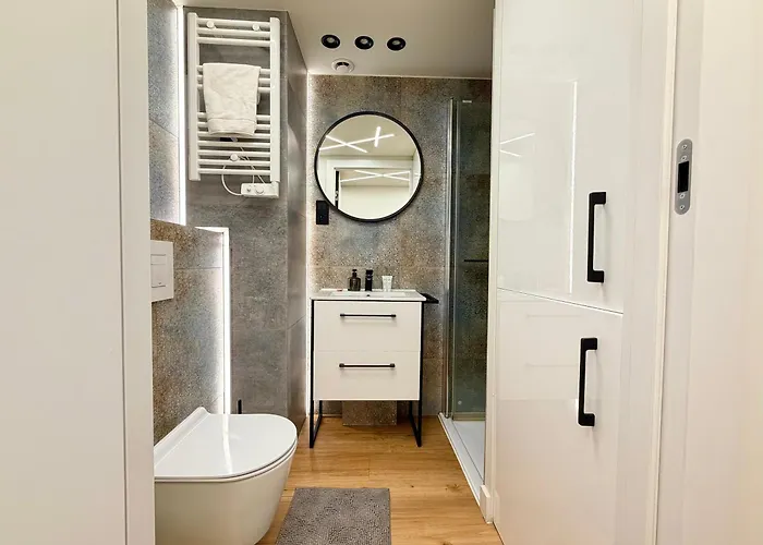 Airport With Mezzanine By Bookinghost *