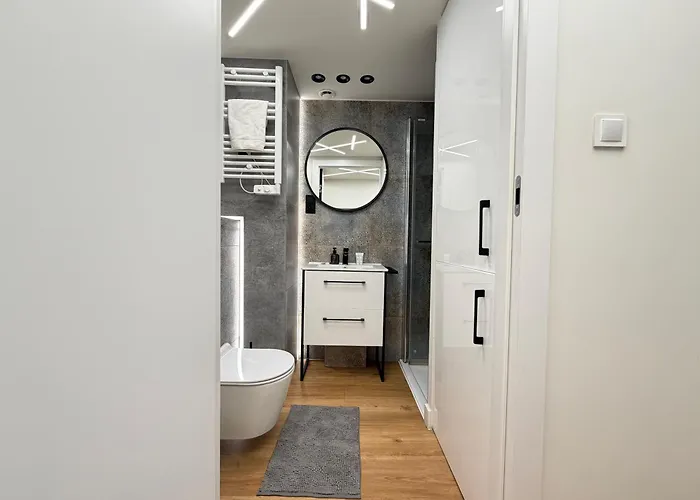 Airport With Mezzanine By Bookinghost *